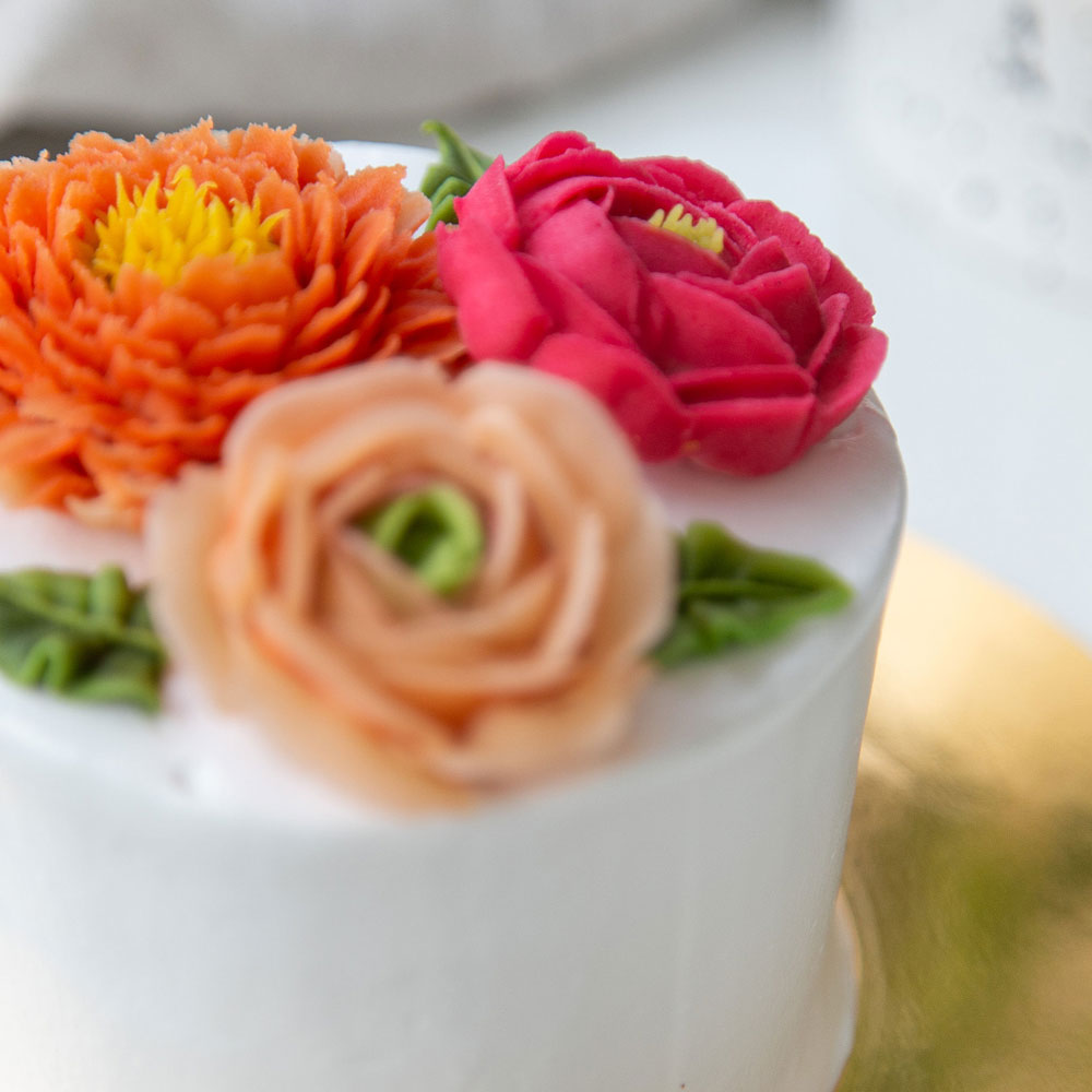 Decoración de flores comestibles – Pastelería la Celeste